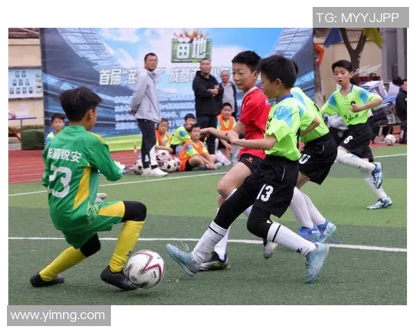 足球场上的小球星风采集锦展现少年足球天赋与激情 足球场上的小球星风采集锦展现少年足球天赋与激情