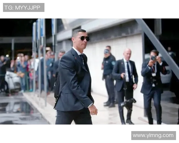 足球场上佩戴袜套的球星们展现独特个性与球场风采